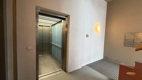 Fahrstuhl im Treppenhaus - 