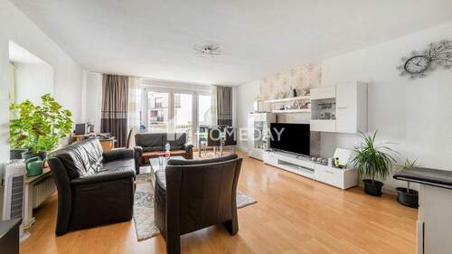 Wohnzimmer 1 - Ideal geschnittene 4-Zimmer-Wohnung mit Balkon in gepflegtem Mehrfamilienhaus