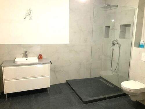 Teilansicht Badezimmer Etage 1 - 