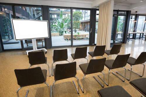 Kreativer Austausch: Moderne Konferenzräume mit Tageslicht. - Büro in Schutterwald