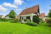 Blick vom Garten - Einfamilienhaus mit hohem Wohnkomfort, stilvoller Garten mit überdachter Terrasse und Gartenhaus