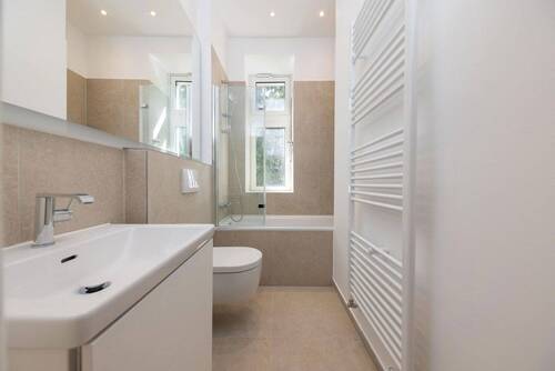 Tageslichtbad 2 mit Badewanne - 