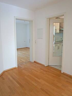 Flur
- Etagenwohnung mit 81,00 m&sup2; in Stuttgart zur Miete