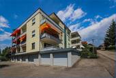Haus Ansicht mit Garagen - 