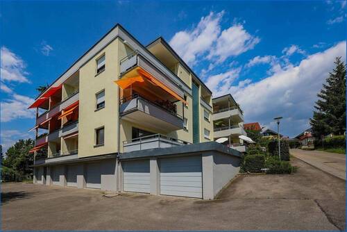 Haus Ansicht mit Garagen - 