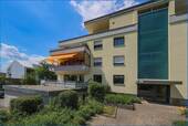Teilansicht Eingang und Balkon - 
