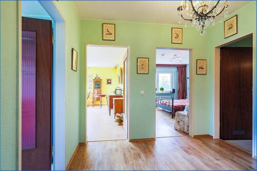 Flur mit Blick in Wohzimmer und Schlafzimmer - 