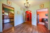 Flur mit Blick ins Bad, Ausgang und 2. Schlafzimmer - 