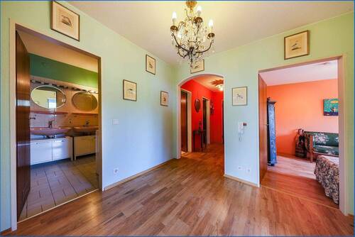 Flur mit Blick ins Bad, Ausgang und 2. Schlafzimmer - 