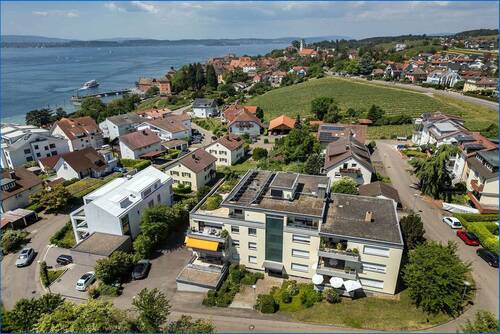 Hausansicht von oben im Wohngebiet - 