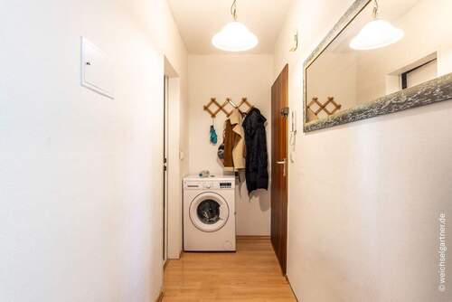 Gang mit Waschmaschine - 