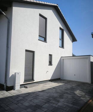 Nebeneingang & Garage - Einfamilienhaus mit 143,00 m&sup2; in Landolfshausen zum Kaufen