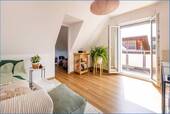 Wohnzimmer - Traumhafte 3-Zi. Dachgeschosswohnung in Überlingen am See, mit Stellplatz und Balkon frei ab 01.12
