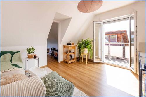Wohnzimmer - Traumhafte 3-Zi. Dachgeschosswohnung in Überlingen am See, mit Stellplatz und Balkon frei ab 01.12