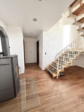Flur mit Holzofen im 1. Obergeschoss - Einfamilienhaus mit 247,00 m&sup2; in Leuchtenberg zum Kaufen