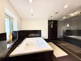 Whirlpool-Badewanne und begehbare Dusche - 