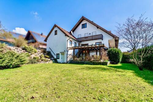 Hausansicht - Gepflegte Doppelhaushälfte mit Einliegerwohnung auf großzügigem Grundstück