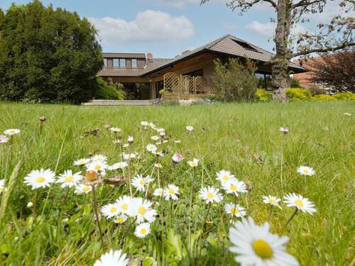 Garten mit Ansicht auf Südterrasse - 