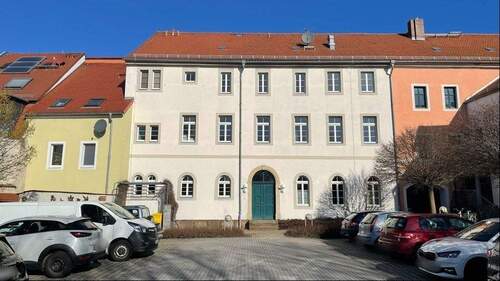 Hofansicht mit Stellplätzen - Im Zentrum von Königsbrück! - 550,00&nbsp;EUR Kaltmiete, ca.&nbsp; 87,50&nbsp;m&sup2;&nbsp;Wohnfl&auml;che