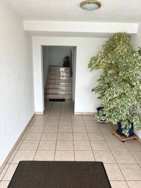 Hauseingang - Treppenhaus - 