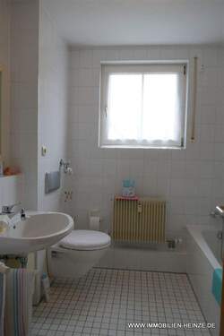 Bad mit Fenster und Badewanne - 
