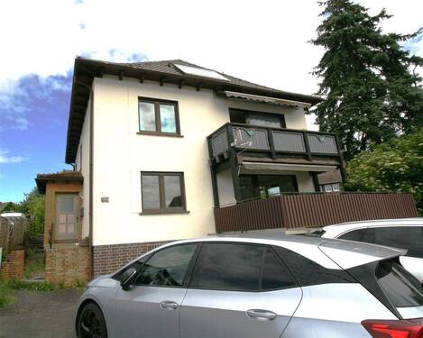 Hauseingang - Zweifamiienhaus in Stadtnähe von Schwalmstadt-Ziegenhain - keine Käuferprovision -