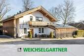 Im Alleinauftrag - Design trifft Handwerkskunst: Luxus-Einfamilienhaus mit beheiztem Naturteich & Energieautarkie