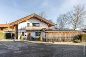 Stilvolle Außenansicht - 5 Zimmer Einfamilienhaus in Prien am Chiemsee