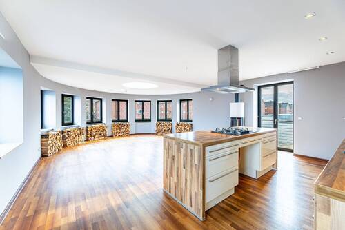 Großzügiger Wohn- und Essbereich mit offener Küche und Schwedenofen - 3 Zimmer Etagenwohnung zum Kaufen in Nürnberg