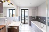 Badezimmer mit Badewanne, Dusche und WC - 