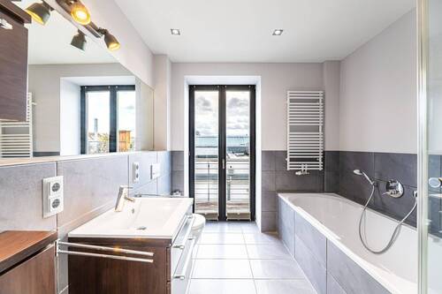 Badezimmer mit Badewanne, Dusche und WC - 