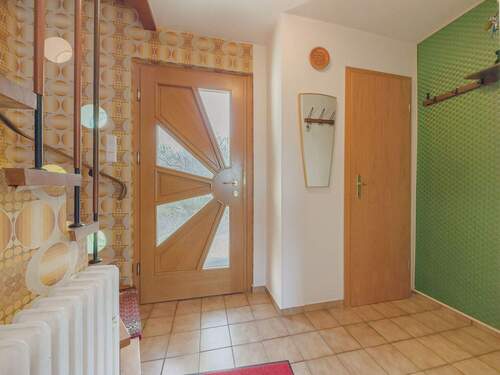 12 Eingangsereich - Treppenaufgang - 