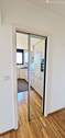 Home-Ex Immobilien - 04.4 Küche Eingang mit Schieb - 