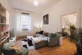 Wohnzimmer - Charmante 3-Zi.-Altbauwohnung mit Balkon - vermietet mit Perspektive zur Eigennutzung