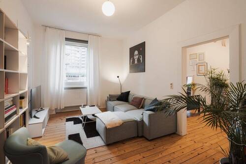 Wohnzimmer - Charmante 3-Zi.-Altbauwohnung mit Balkon - vermietet mit Perspektive zur Eigennutzung