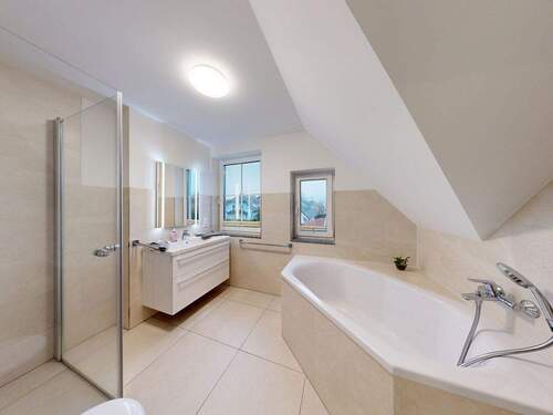 Tageslicht-Vollbad im OG - 