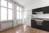 Wohnraum mit Küche und Blick Schlafzimmer.jpg - 