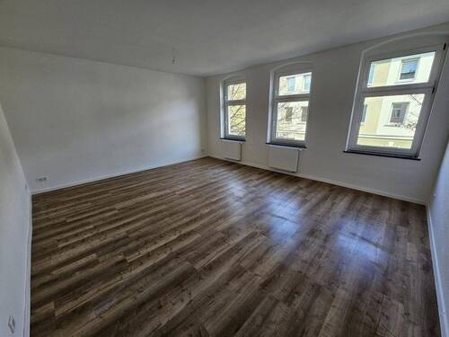 Wohnzimmer mit offener Küche - 