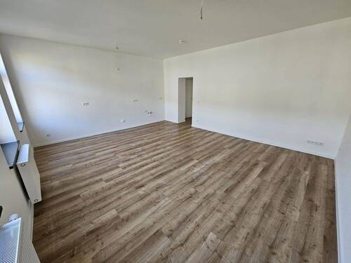 Wohnzimmer mit offener Küche - 