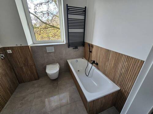 Bad m. Badewanne & Regendusche - 