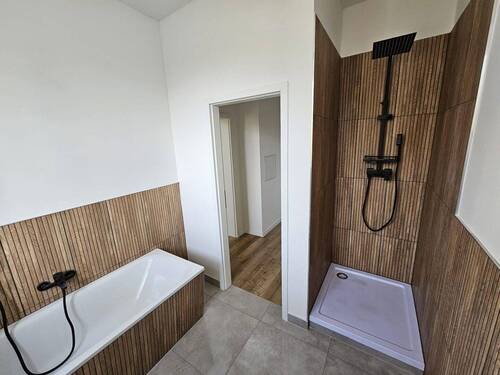 Bad m. Badewanne & Regendusche - 