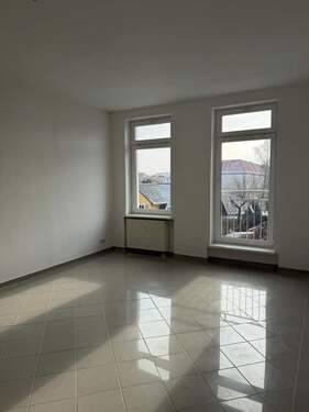 Wohnbereich mit Blick zum Austritt - 