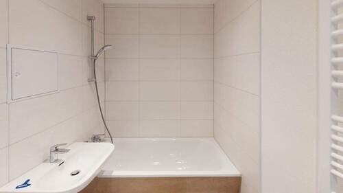Bad mit Wanne - Etagenwohnung mit 68,40 m&sup2; in Chemnitz zur Miete