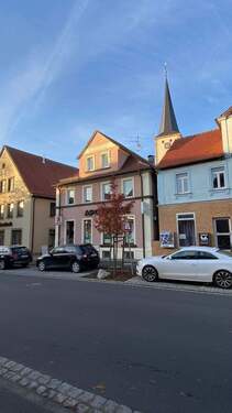 Strassenansicht.jpg - Mehrfamilienhaus, Wohnhaus in Grettstadt