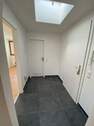 heller Wohnungsflur mit Dachluke - 