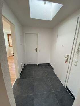 heller Wohnungsflur mit Dachluke - 