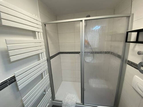 wannengroße Dusche mit flacher Duschtasse - 