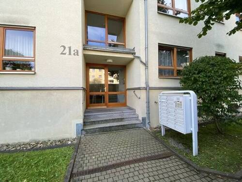 Hauseingang - Zentrale 3-Zi.-Wohnung zum Sofortbezug mit Tiefgaragenstellplatz