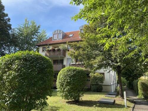 Zugang zum Haus - Etagenwohnung mit 62,00 m&sup2; in Dresden zum Kaufen