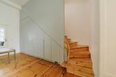 Wandschrank nebst Treppenlauf - 